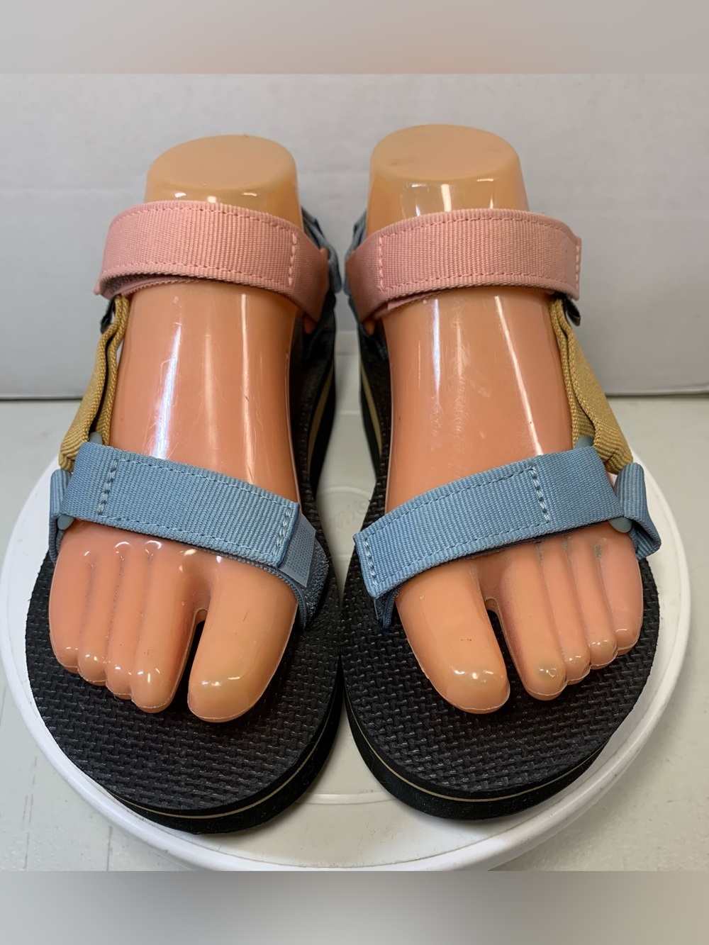 Teva Flatform Universal Pastel Wome Size 6 Sandals.                         3905